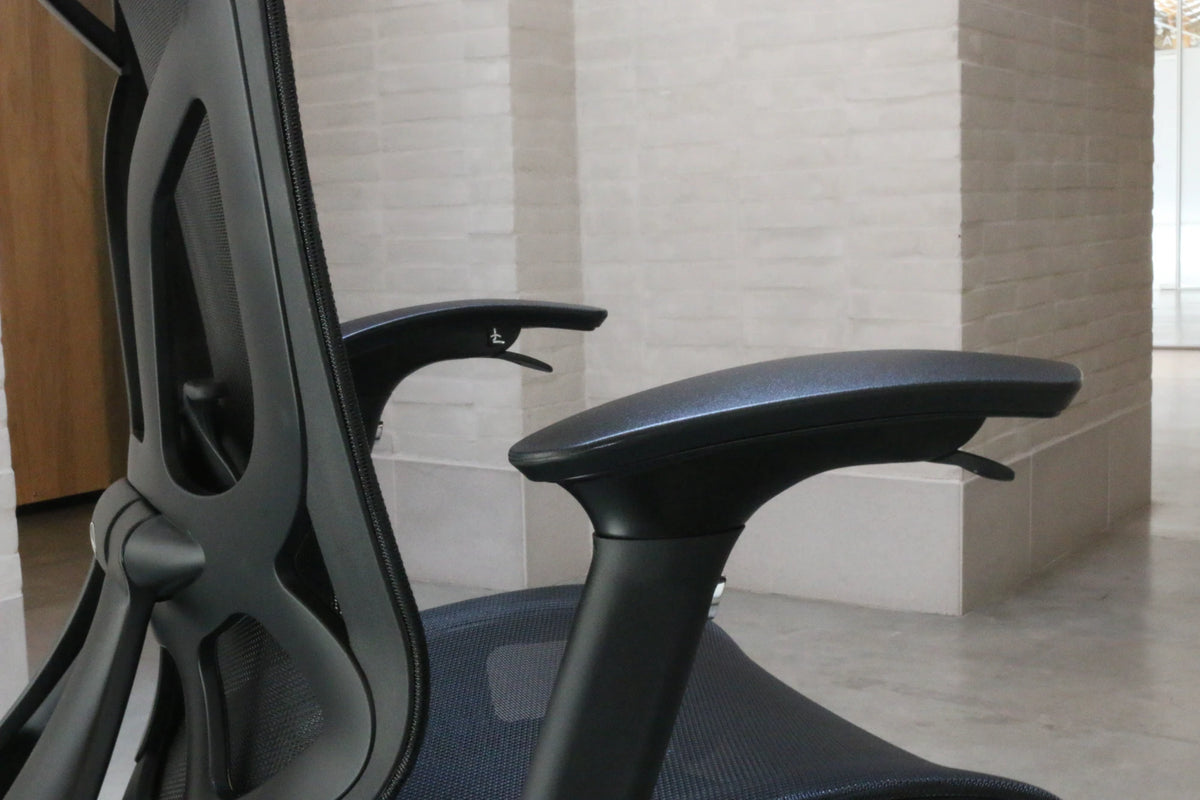Крісло GT Chair DVARY Total Black — підлокітник з кнопками регулювання