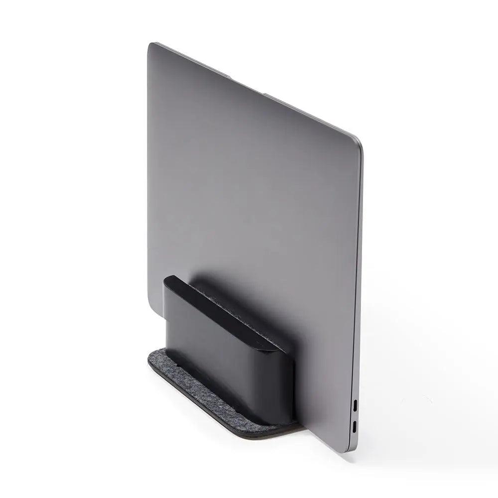 Деревʼяна вертикальна підставка для ноутбука LA:DO