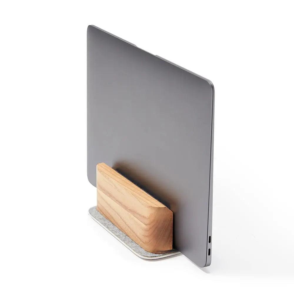 Деревʼяна вертикальна підставка для ноутбука LA:DO