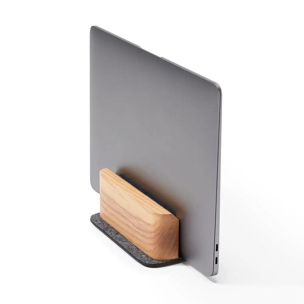 Деревʼяна вертикальна підставка для ноутбука LA:DO