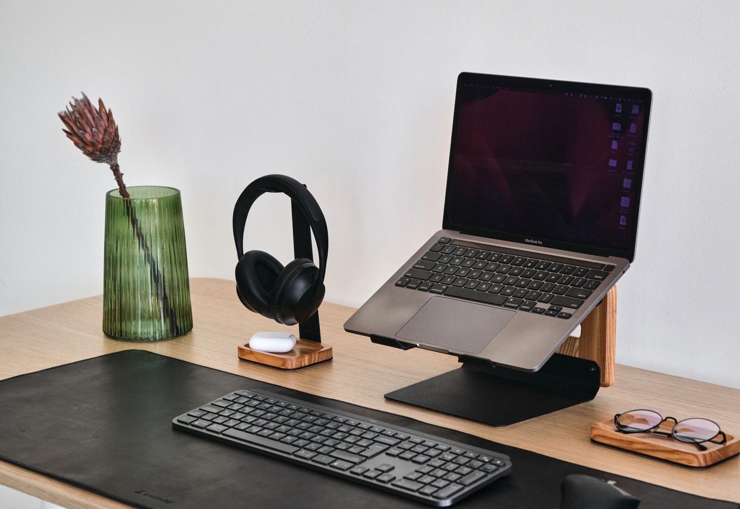 Як підставка для ноутбука допомагає уникнути болю в шиї