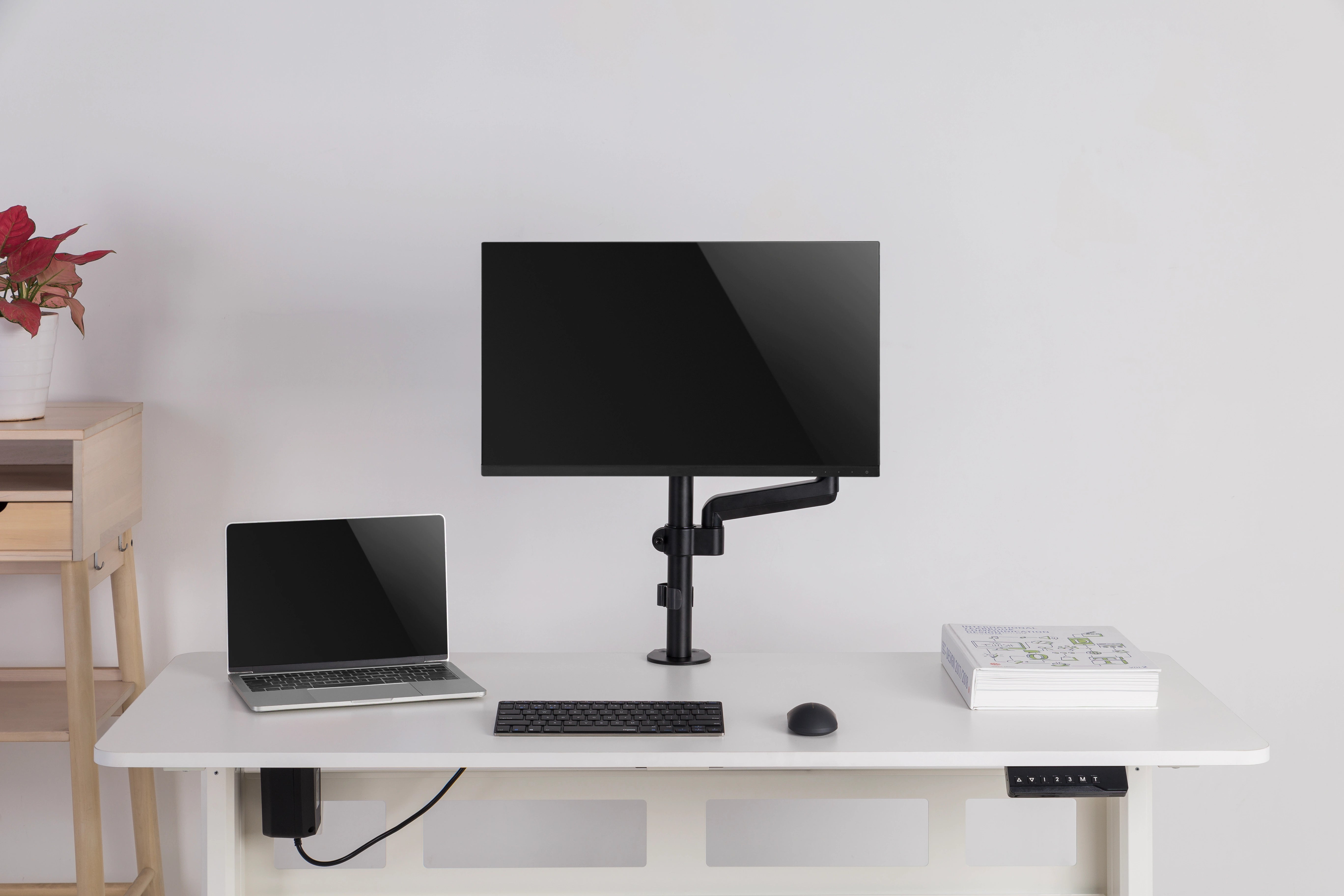 Кронштейн для монітора OfficePro MA721B чорний — монітор на столі в інтер'єрі