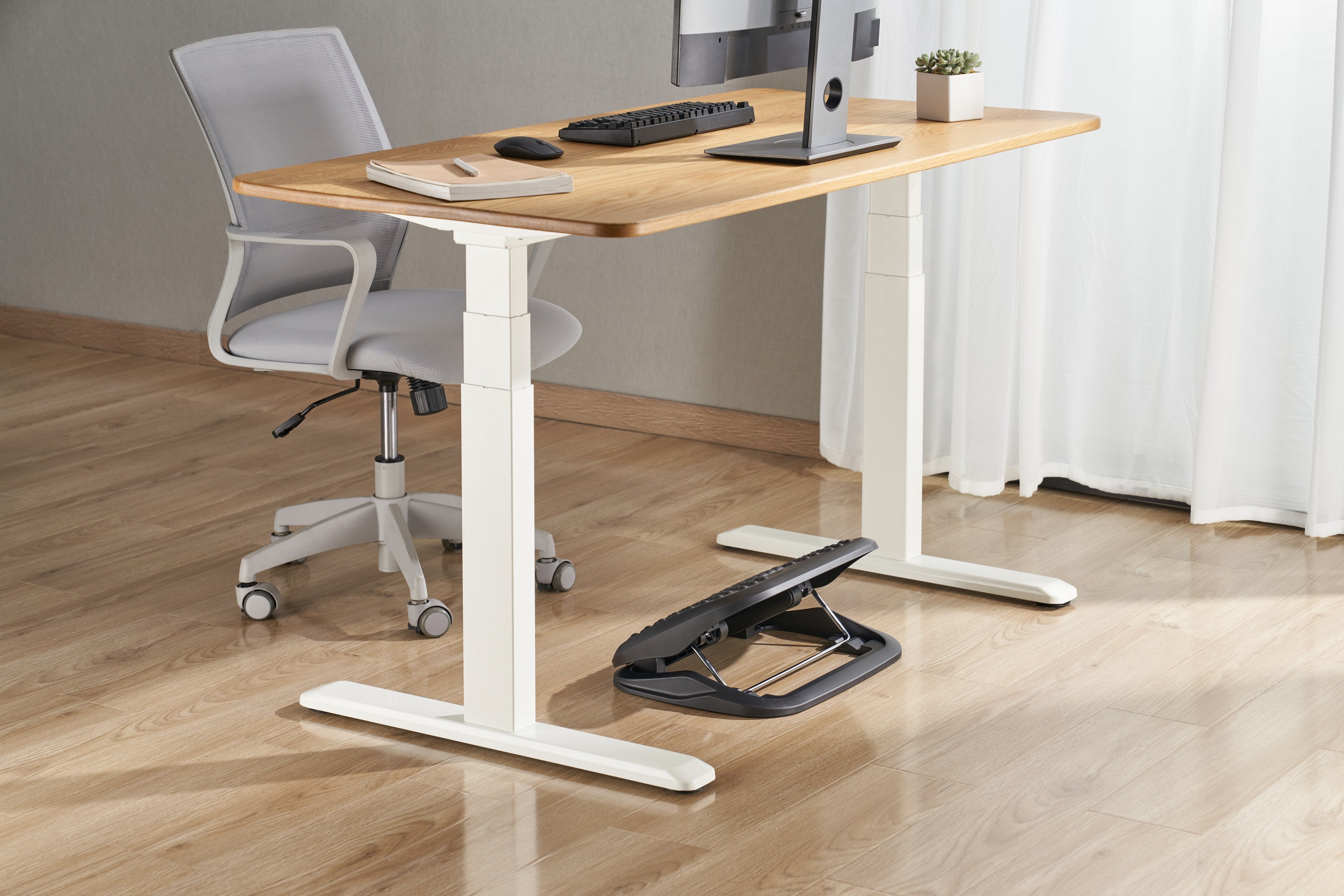 Підставка для ніг OfficePro FR716 на робочому місці