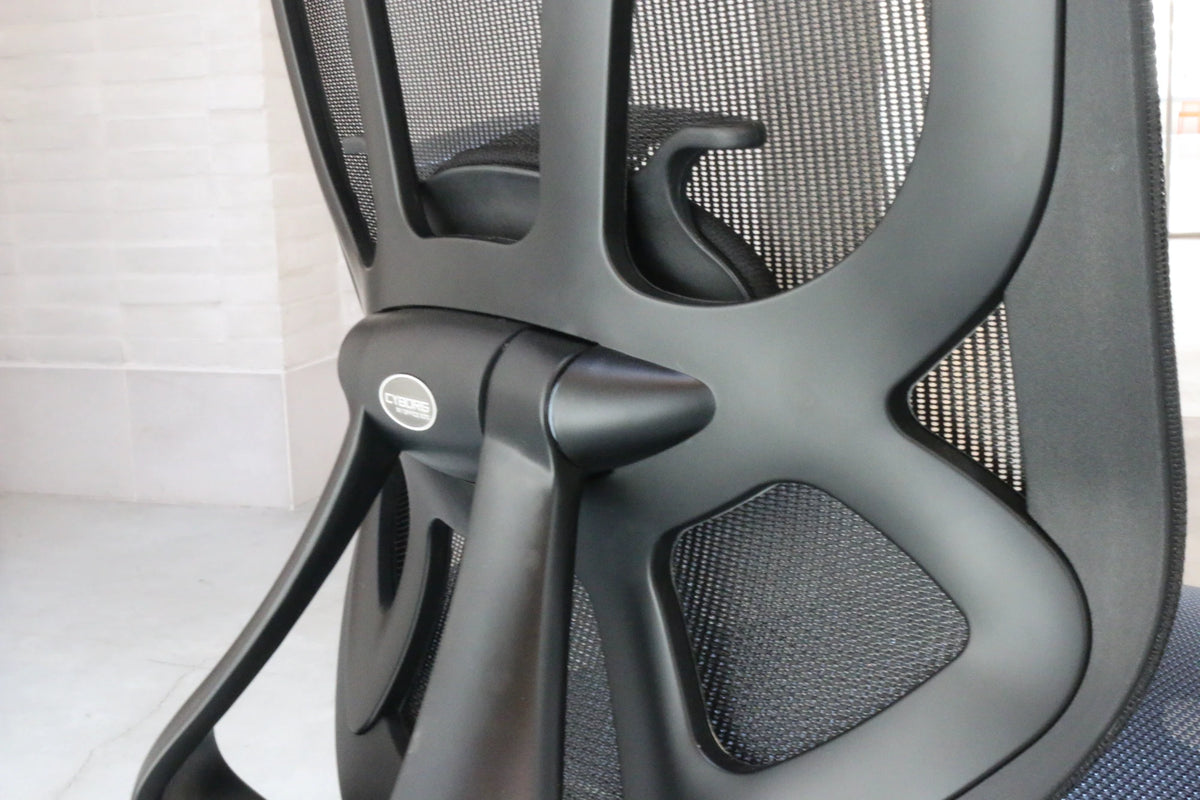 Крісло GT Chair DVARY Total Black — поперековий валик і рама спинки