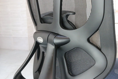 Крісло GT Chair DVARY Total Black — поперековий валик і рама спинки